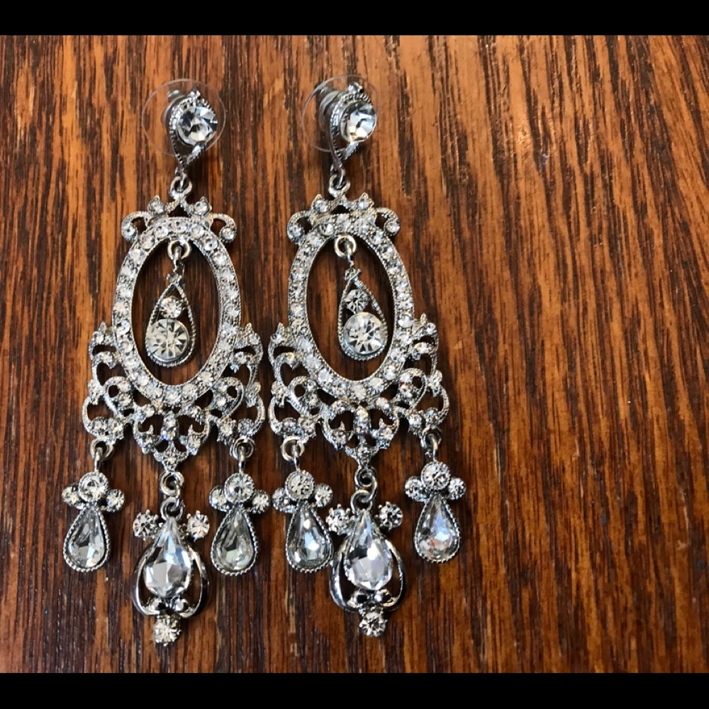 Beautiful Hanging Earrings! - Picture 4 of 5